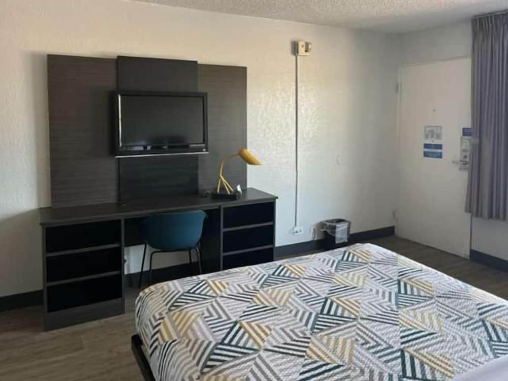 Motel 6 Spring Hill, FL - Weeki Wachee