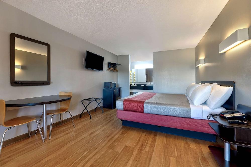 Motel 6 Cookeville, TN