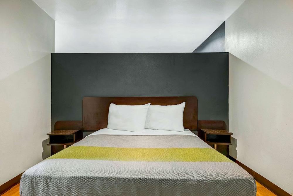 Studio 6 Portland, OR