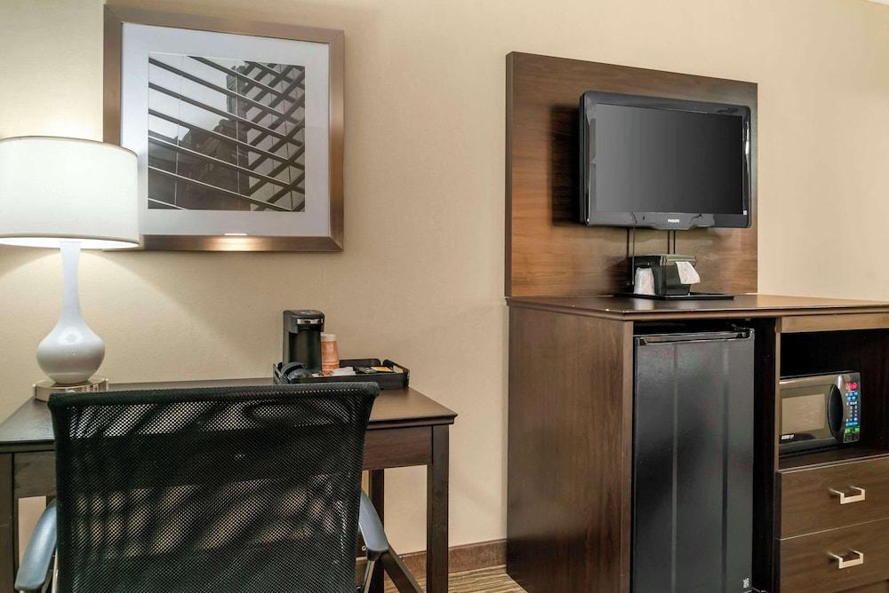 Quality Inn & Suites Monroe