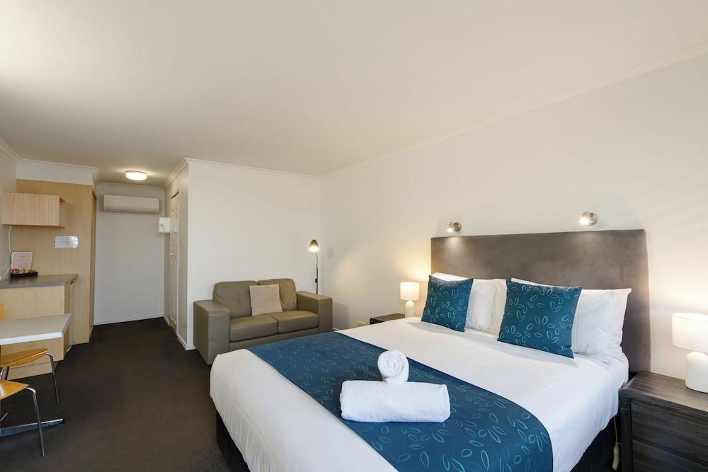 Waves Motel and Apartments