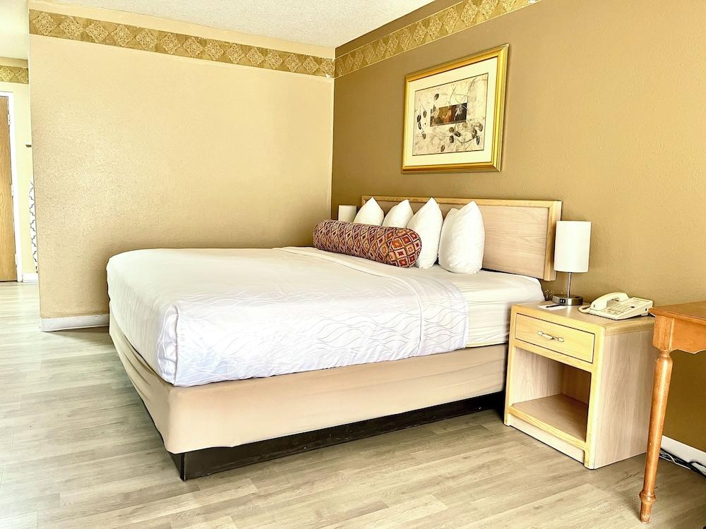 Brentwood Inn & Garden