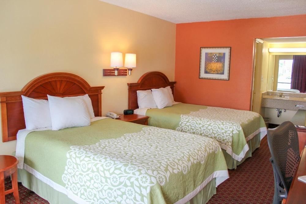 Rose Garden Inn & Suites