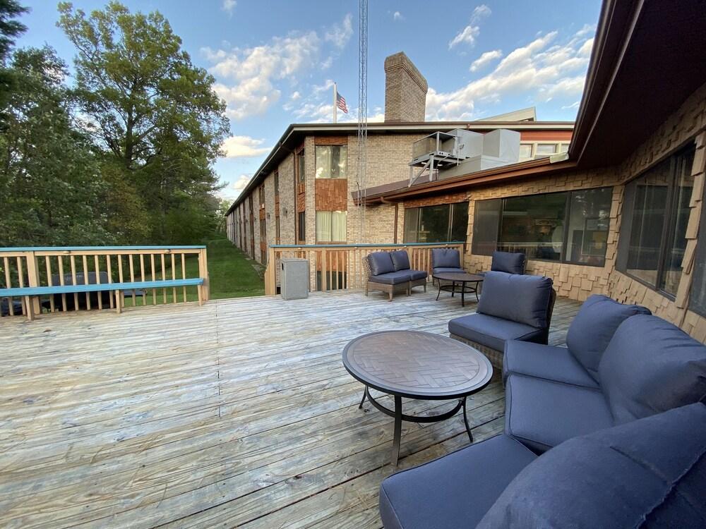 Econo Lodge Inn And Suites