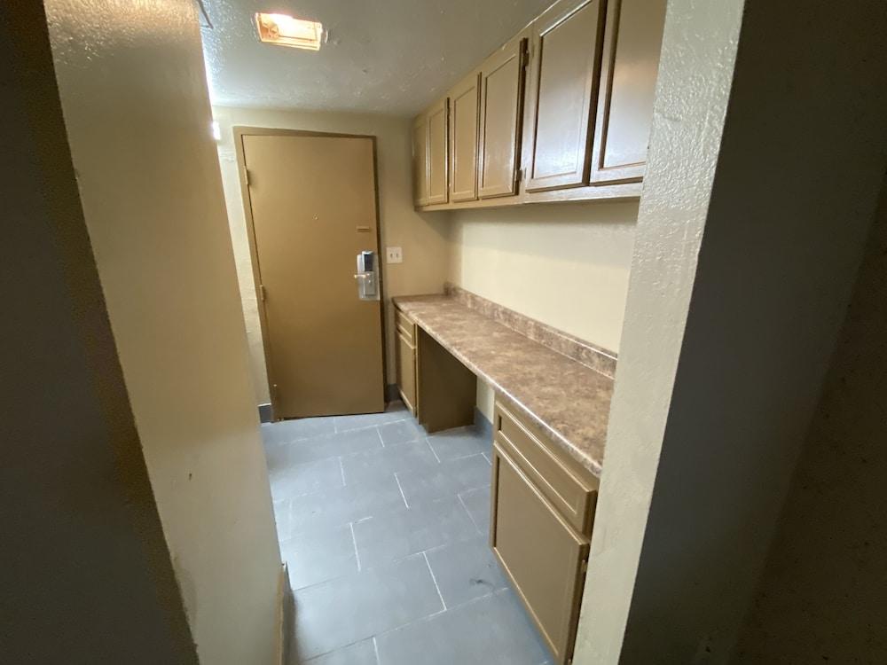 Economy Inn North Randall