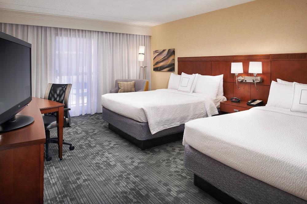 Courtyard by Marriott Chicago Deerfield