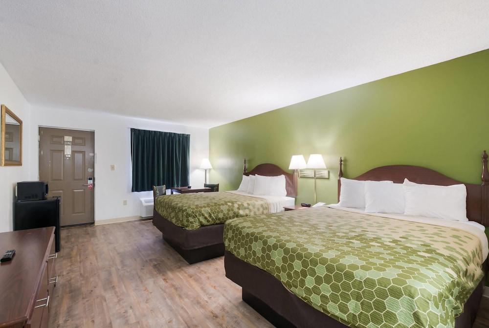 Econo Lodge Inn & Suites Knoxville East