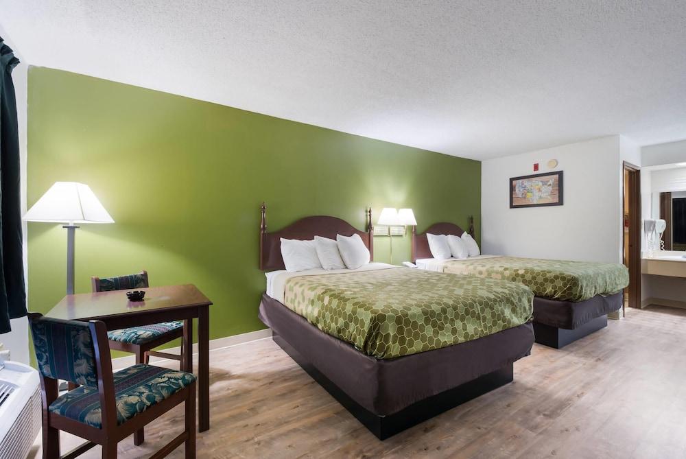 Econo Lodge Inn & Suites Knoxville East