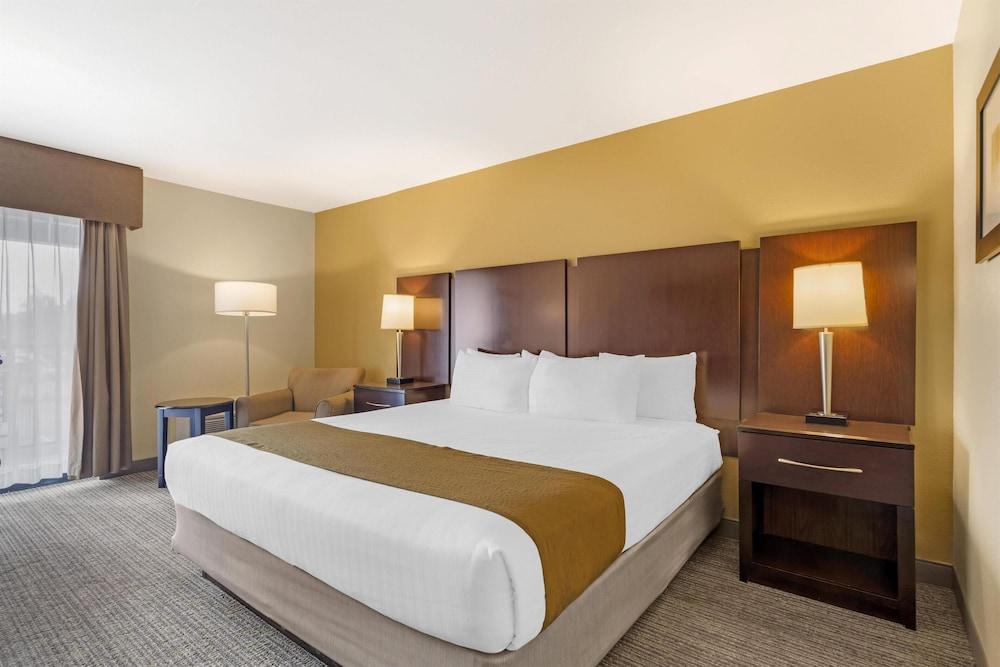 Best Western Plus Plaza by the Green