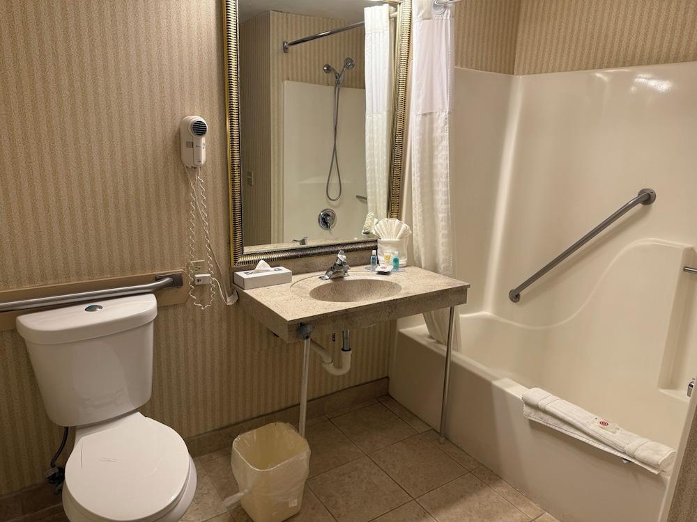 Wingate by Wyndham Livonia