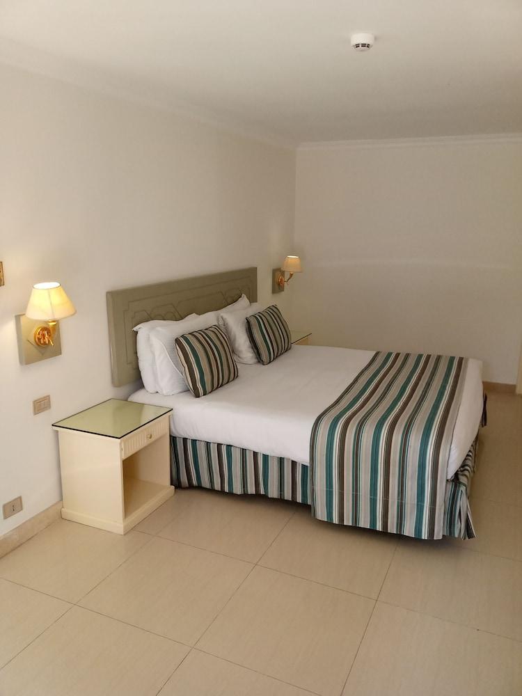 Cairo Pyramids Hotel