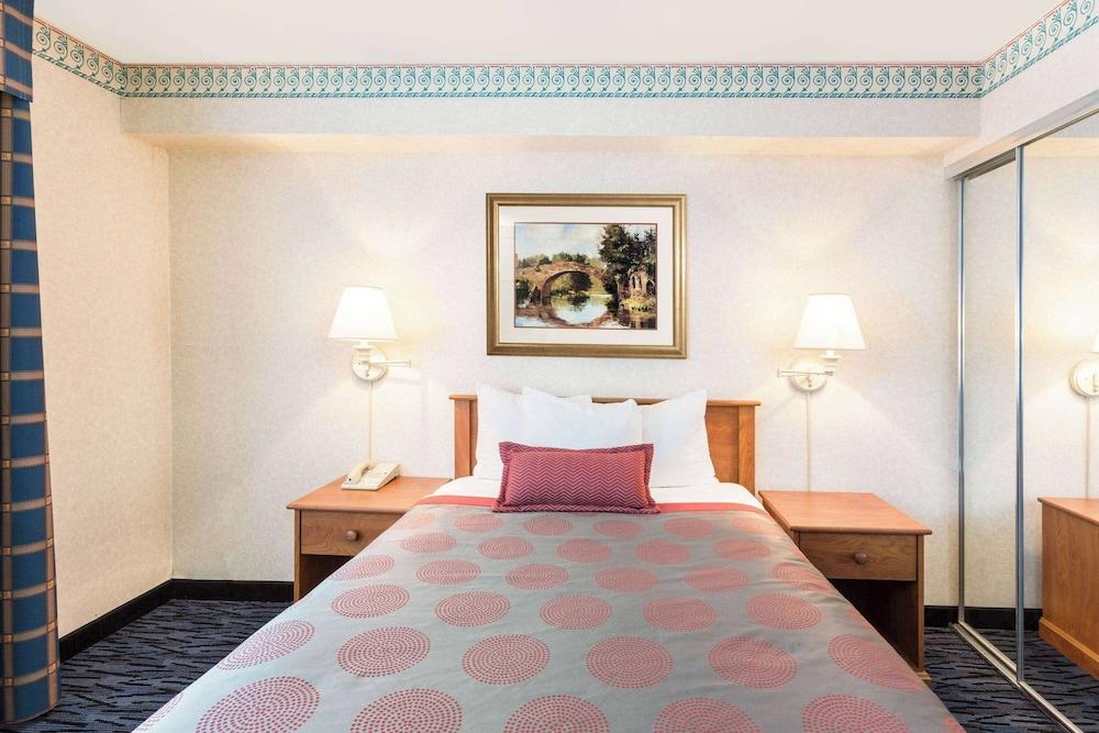 Ramada by Wyndham Kent Seattle Area