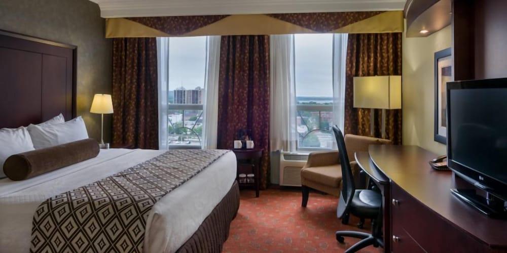 Hamilton Plaza Hotel & Conference Center