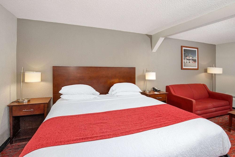 Ramada by Wyndham Bowling Green