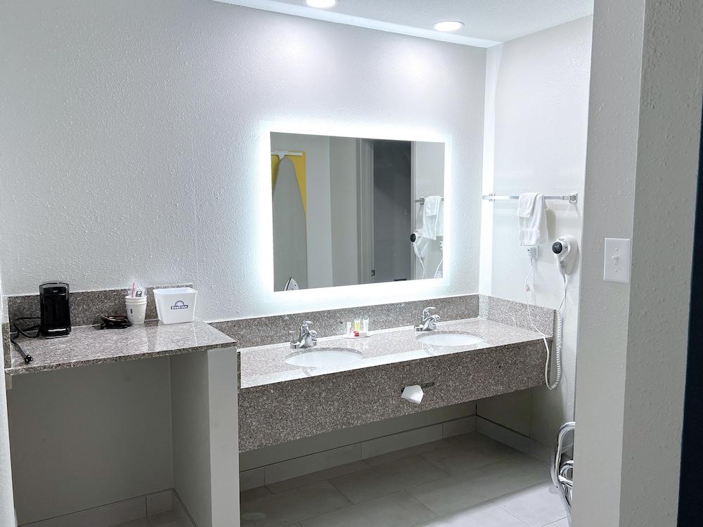 Days Inn & Suites by Wyndham Santa Rosa