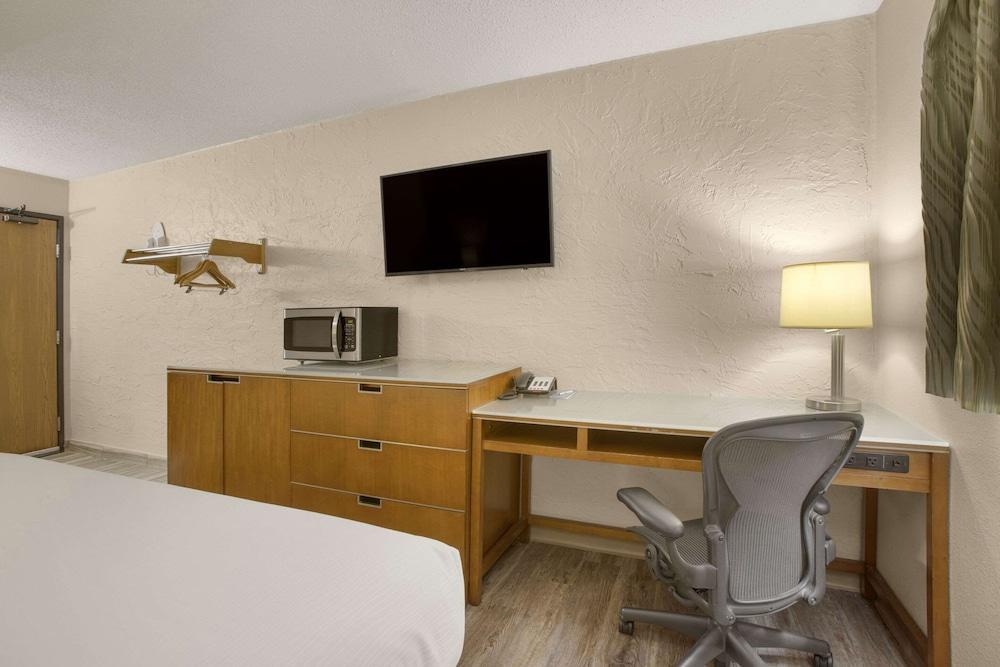 Rodeway Inn & Suites Grand Rapids Southeast