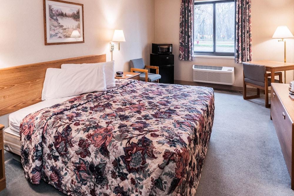 Econo Lodge Inn & Suites Oconto