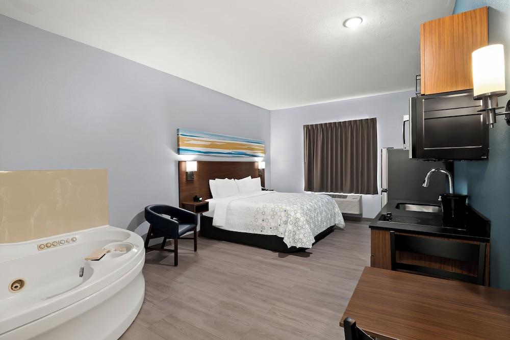 HomeTowne Studios by Red Roof East Lansing - Okemos