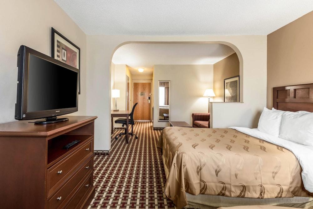 Quality Suites Paducah I-24