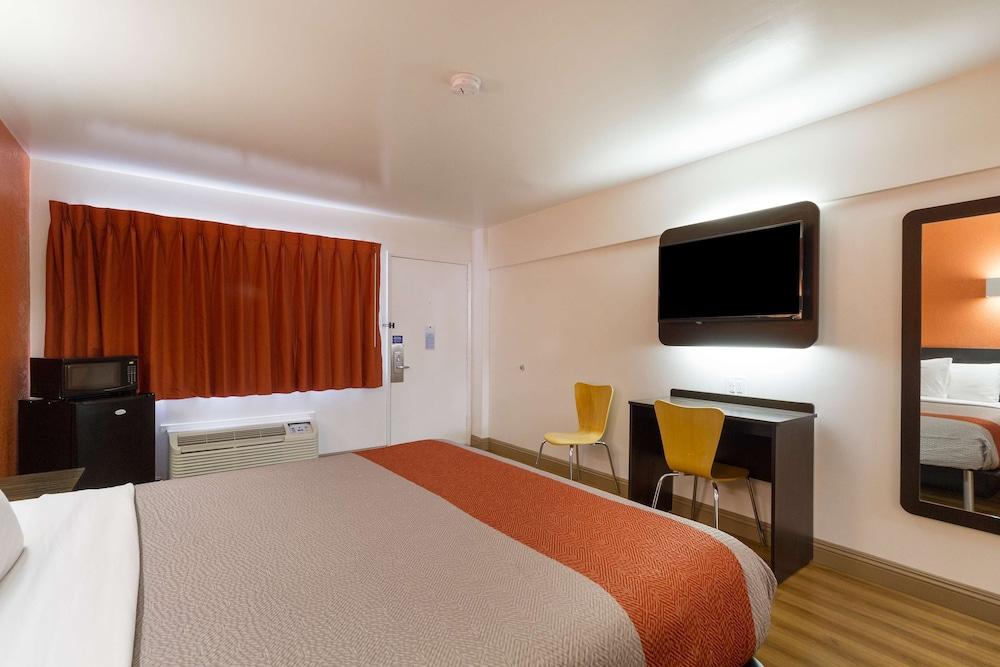 Motel 6 Claremont, CA