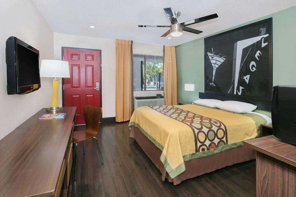 Super 8 by Wyndham Austin University/Downtown Area