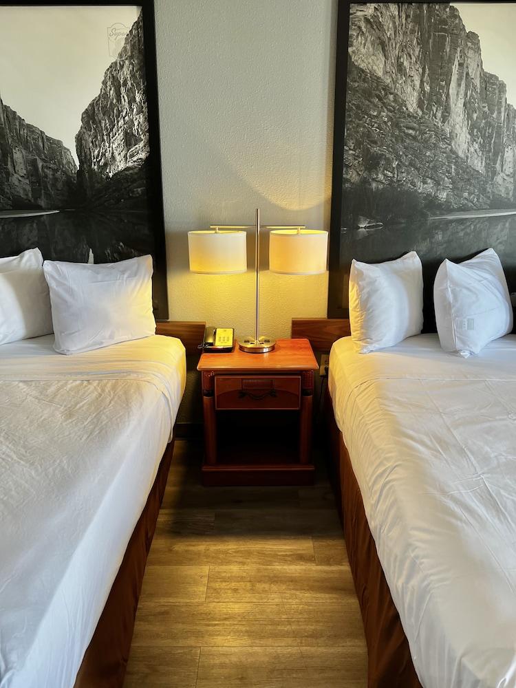 Super 8 by Wyndham Sealy