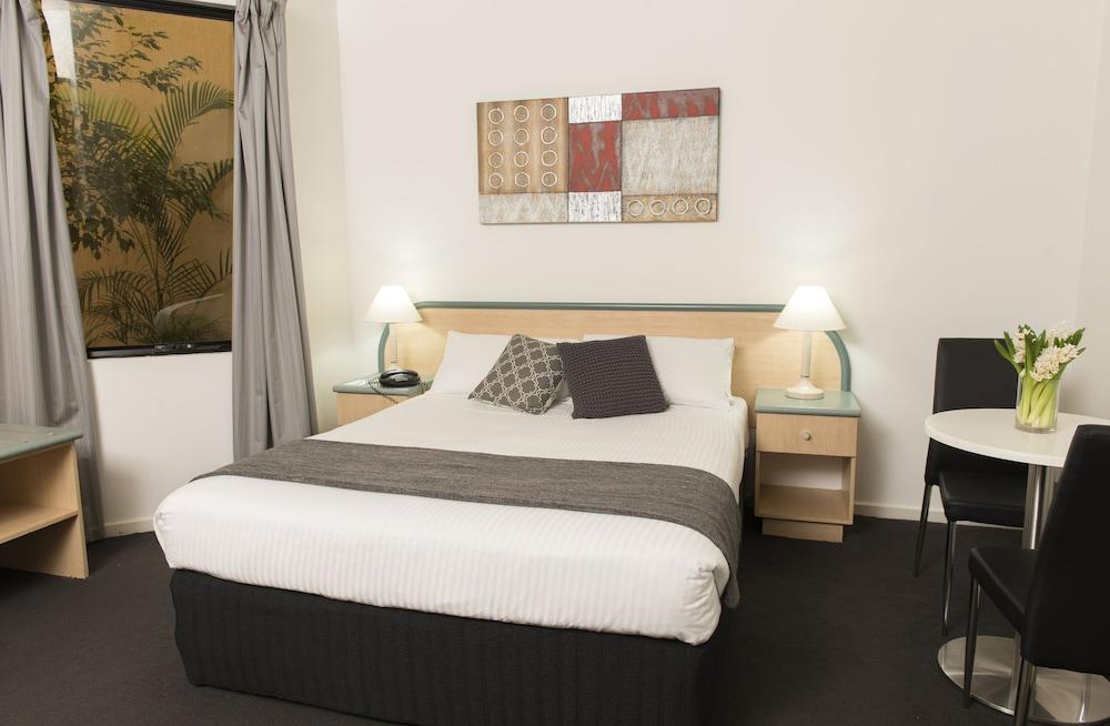 Adelaide Riviera Hotel