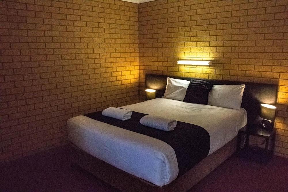 Blue Whale Motor Inn & Apartments