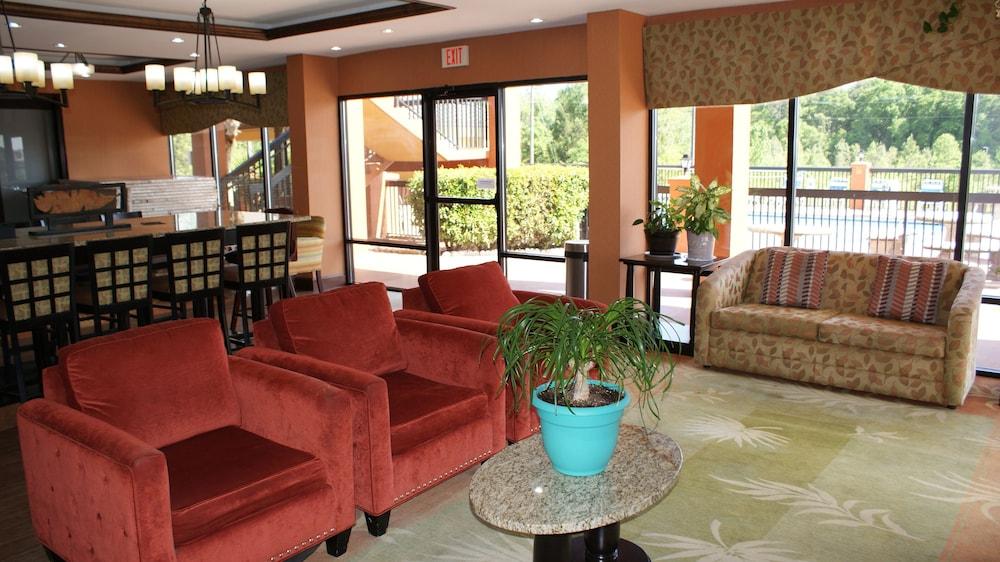 HomeTown Inn & Suites