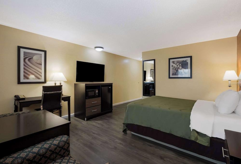 Quality Inn & Suites Medford Airport