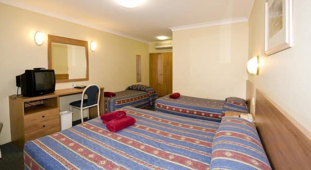 Colonial Court Motor Inn