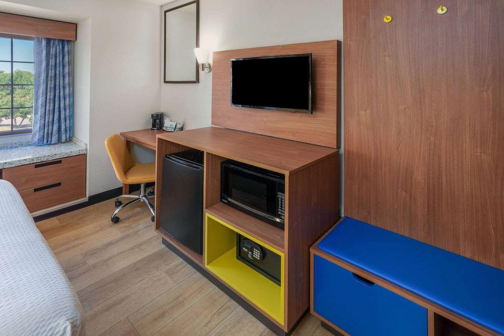 Days Inn & Suites by Wyndham Greeley