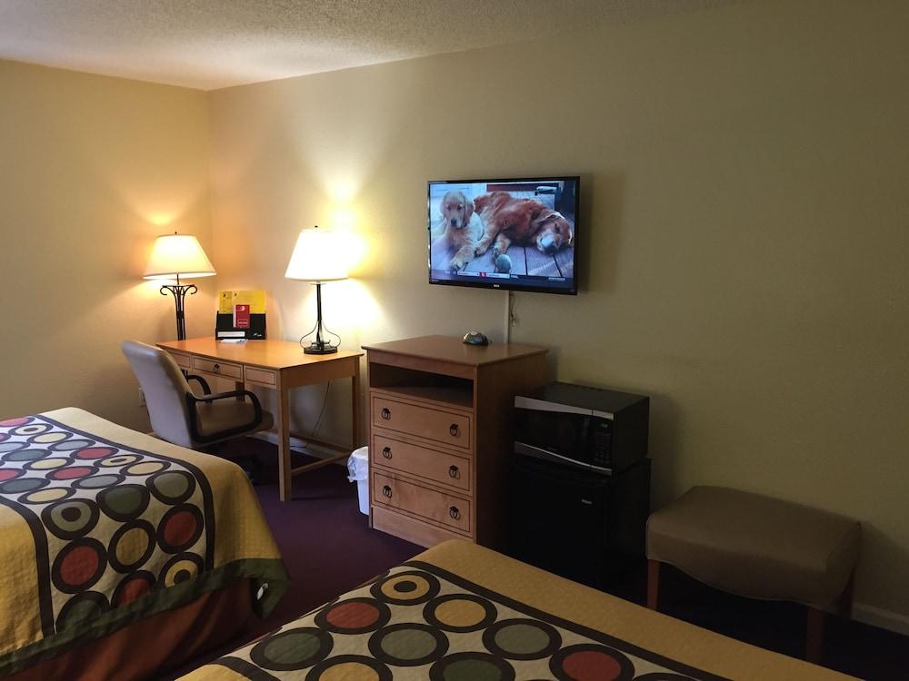 Super 8 by Wyndham Manning