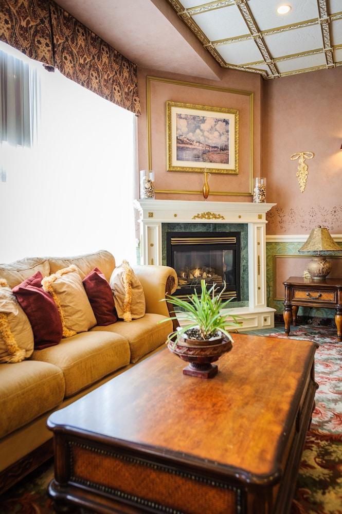 Peterborough Inn & Suites Hotel