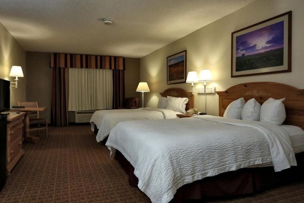 Lancaster Inn and Suites