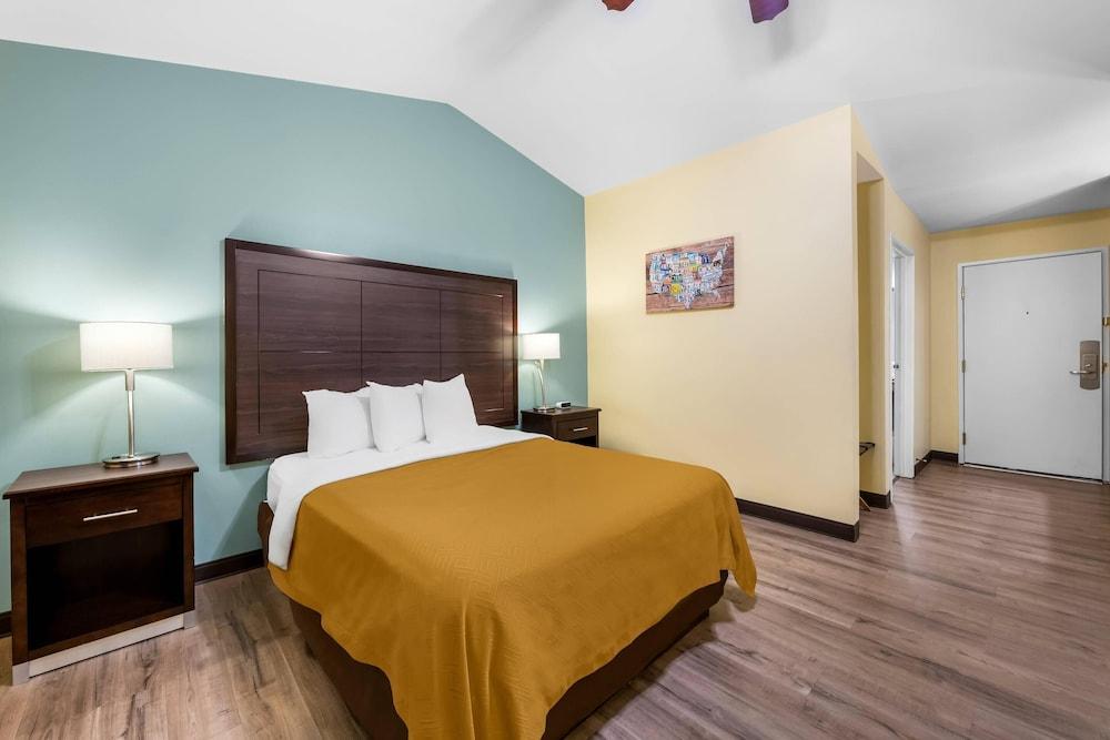 Econo Lodge Inn & Suites Eau Claire South