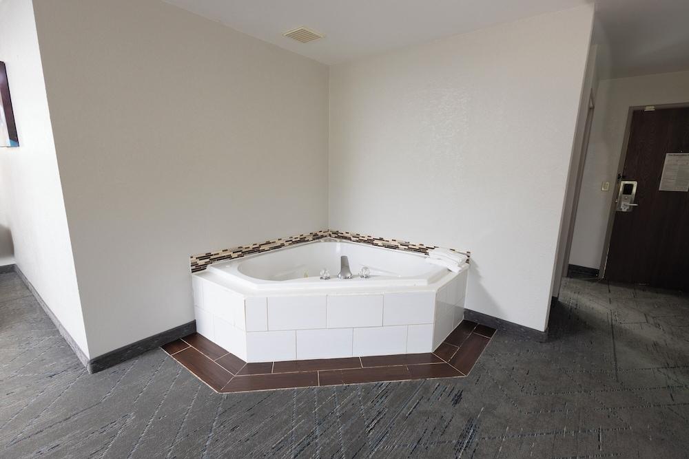 Countryside Inn & Suites