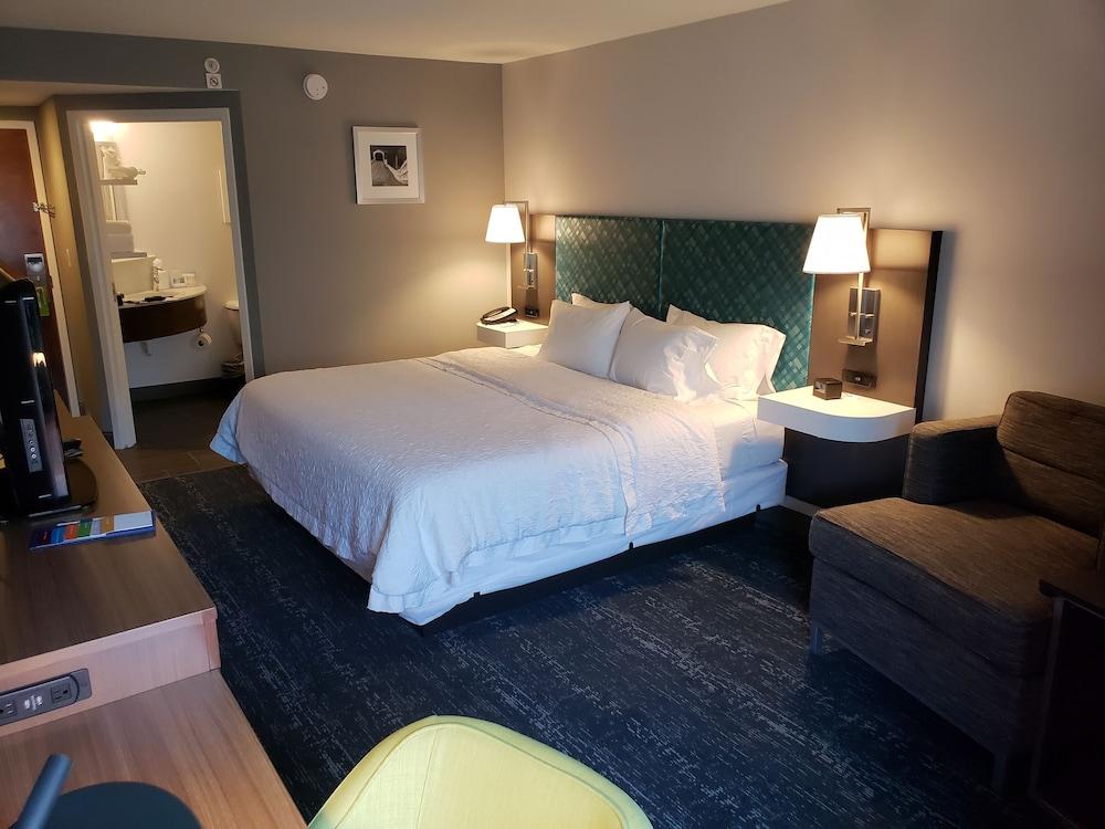 Hampton Inn & Suites Newtown