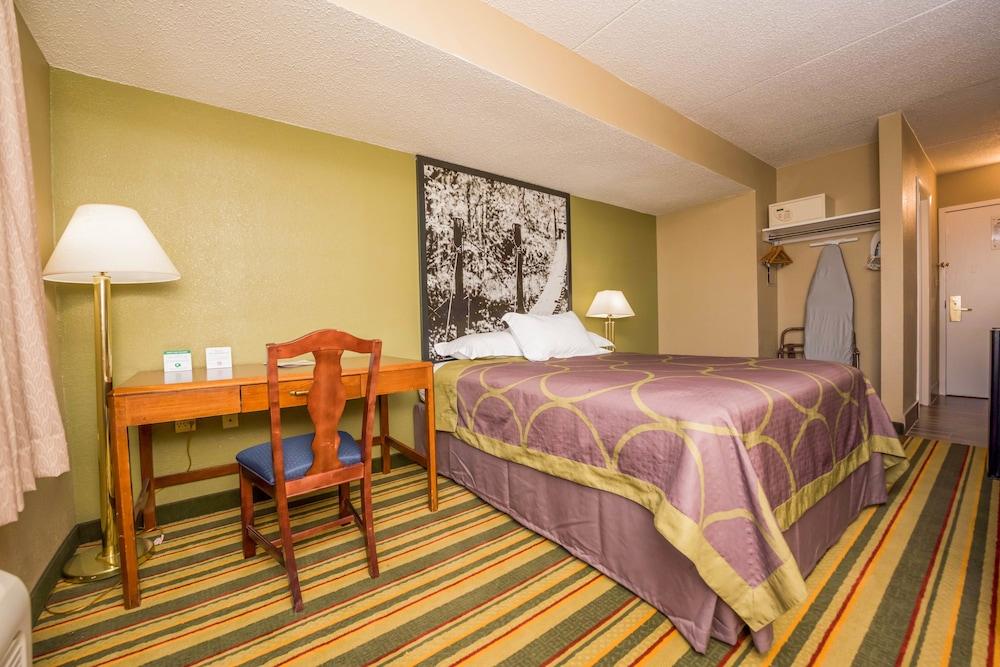 Super 8 by Wyndham Frederick