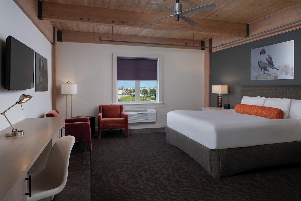 Harbor House Hotel and Marina at Pier 21