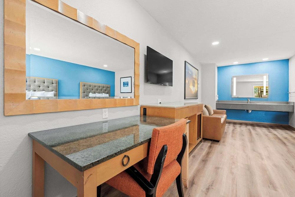 Econo Lodge Inn & Suites Sealy