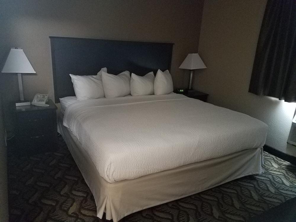 Americas Best Value Inn & Suites Bismarck