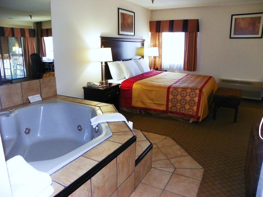 Royalton Inn & Suites