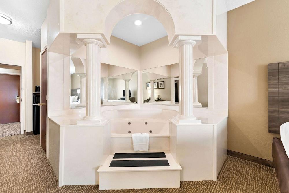 Comfort Suites near Robins Air Force Base