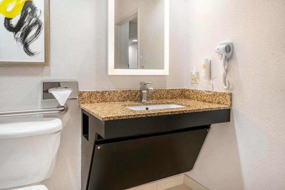 Comfort Inn & Suites Saint Louis Lafayette Square