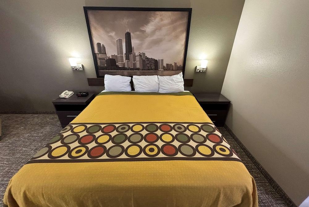 Super 8 by Wyndham Marshall