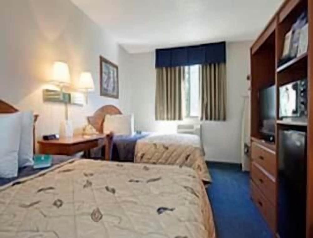 Super 8 by Wyndham Gainesville I-75 Hospital University Area