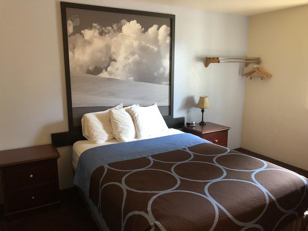 Super 8 by Wyndham Lewiston