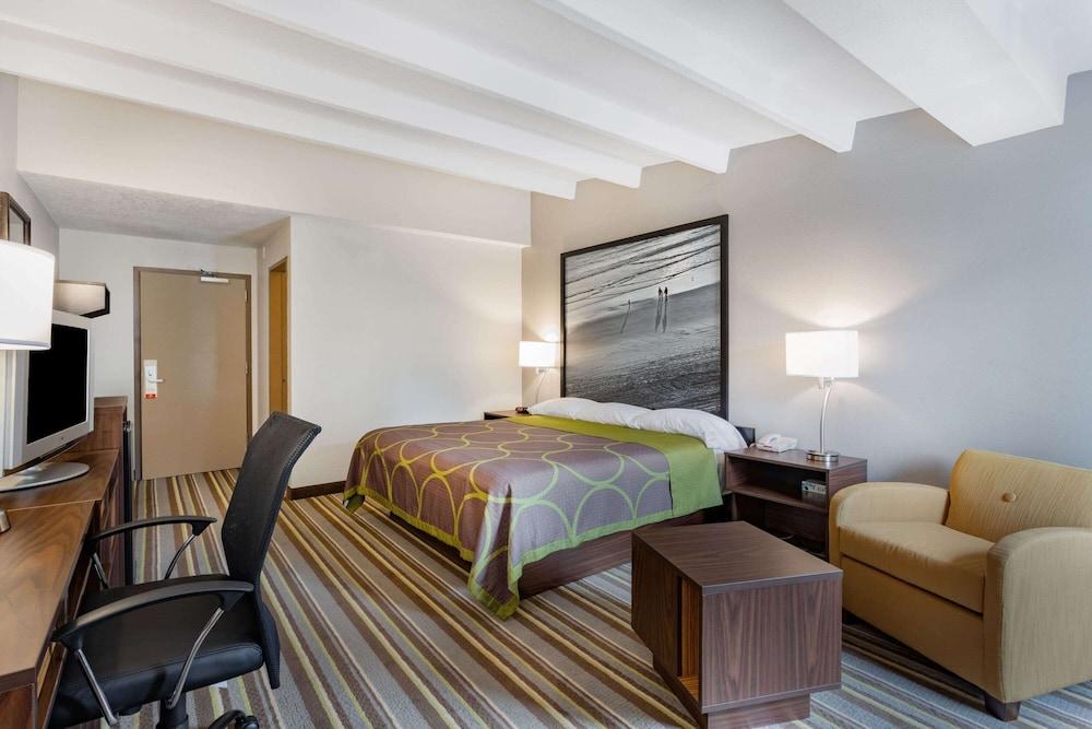 Super 8 by Wyndham Melbourne