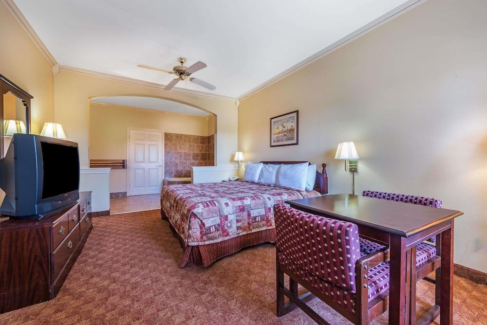 Super 8 by Wyndham Greenville